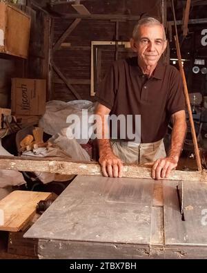 Uomo cubano nella sua falegnameria. Foto Stock