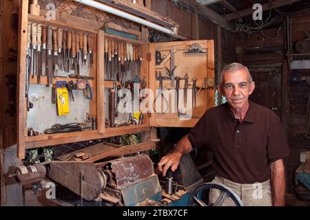 Uomo cubano nella sua falegnameria. Foto Stock