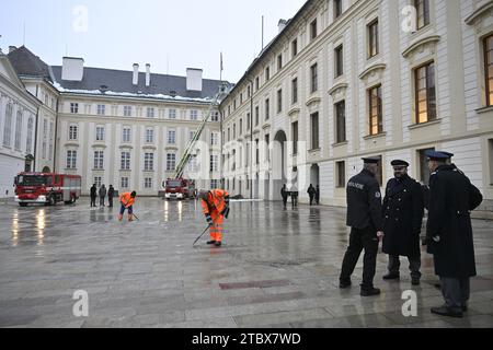 Praga, Repubblica Ceca. 9 dicembre 2023. Preparazione prima della cerimonia funebre con gli onori di stato dell'ex ministro degli Esteri, deputato, senatore e capo dell'ufficio presidenziale Karel Schwarzenberg, morto il 12 novembre all'età di 85 anni, nel castello di Praga, Repubblica Ceca, il 9 dicembre 2023. Credito: Vit Simanek/CTK Photo/Alamy Live News Foto Stock