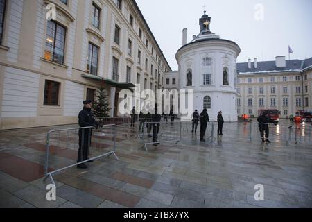 Praga, Repubblica Ceca. 9 dicembre 2023. Preparazione prima della cerimonia funebre con gli onori di stato dell'ex ministro degli Esteri, deputato, senatore e capo dell'ufficio presidenziale Karel Schwarzenberg, morto il 12 novembre all'età di 85 anni, nel castello di Praga, Repubblica Ceca, il 9 dicembre 2023. Crediti: Jaroslav Svoboda/CTK Photo/Alamy Live News Foto Stock