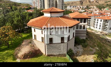 Una foto di Cankırı Darussifa e Cankırı Mevlevi Lodge scattata con un drone. Darussifa fu costruita nel 1235, e Mevlevihane fu costruita nel XIX secolo. Foto Stock