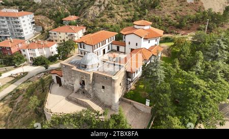 Una foto di Cankırı Darussifa e Cankırı Mevlevi Lodge scattata con un drone. Darussifa fu costruita nel 1235, e Mevlevihane fu costruita nel XIX secolo. Foto Stock