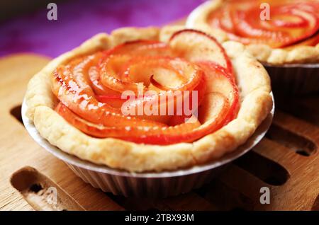 Primo piano di una deliziosa tartaruga di mele a forma di rosa appena sfornata Foto Stock