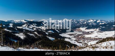 Villaggio di Liptovska Luzna con le montagne Velka Fatra sullo sfondo in Slovacchia - vista dal sentiero escursionistico tra Liptovska Luzna e la berlina Skalky in Foto Stock