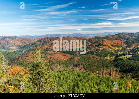 Vista dalla collina Kozi hrbety in autunno sulle montagne Moravskoslezske Beskydy nella repubblica Ceca Foto Stock