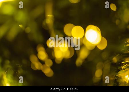 Sfondo astratto con luce brillante per Natale o Capodanno sotto forma di bokeh deconcentrato. Foto Stock