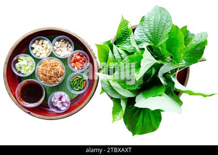 Die cut di Un antipasto a base di foglie reali, chiama Miang kham su bianco isolato Foto Stock