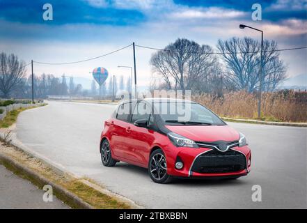 IOANNINA, GRECIA: OCTOMBER 31- 2018: Toyota yaris. Un'auto ecologica ibrida Red Black City sulla strada sotto nuvole di cielo e nebbia. Ioannina City, Gree Foto Stock