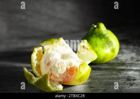 Agrumi su base nera Foto Stock
