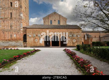 L'abbazia di Pomposa è un monastero benedettino costruito in stile romanico sulla costa adriatica dell'Italia. Foto Stock