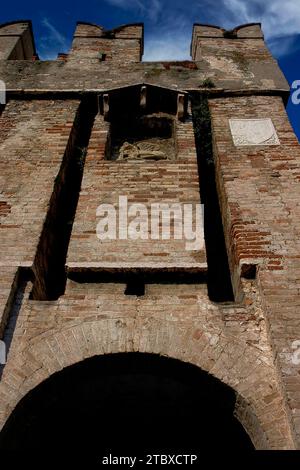 Porta d'ingresso al castello medievale, il Castello Scaligero o Rocca Scaligera, a Sirmione sul Lago di Garda in Lombardia. Costruito nel 1300, il castello prende il nome dalla famiglia della Scala, dinastia regnante di Verona, che all'epoca dominava la zona. La portineria fu successivamente adornata, in una nicchia spiovente, con il leone alato di San Marco, emblema della Repubblica di Venezia. Foto Stock