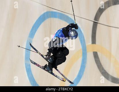 Zhangjiakou, provincia cinese di Hebei. 9 dicembre 2023. GU Lailing of China gareggia durante la finale femminile dell'halfpipe alla FIS Freeski World Cup a Zhangjiakou, nella provincia di Hebei, nel nord della Cina, il 9 dicembre 2023. Crediti: Yang Shiyao/Xinhua/Alamy Live News Foto Stock