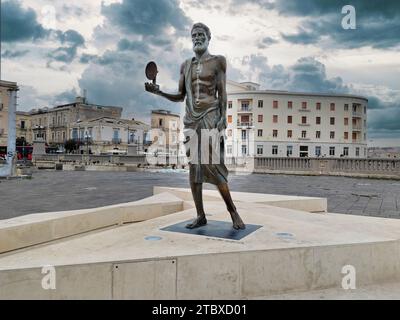 Ortigia, Siracusa, Sicilia, Italia il 9 settembre 2023:Statua di Archimede il matematico greco, fisico, ingegnere, astronomo e inventore di Th Foto Stock