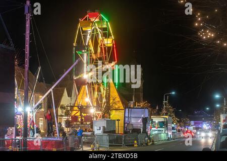 8 dicembre 2023. L'Hungerford Victorian Extravaganza, un evento natalizio annuale, si svolse nella città del West Berkshire, in Inghilterra. La serata prevede una sfilata, con la fiera di strada di Natale, musica festiva, cibo e bevande e motori a vapore. Nella foto: Le grandi ruote e le giostre della zona fieristica. Foto Stock