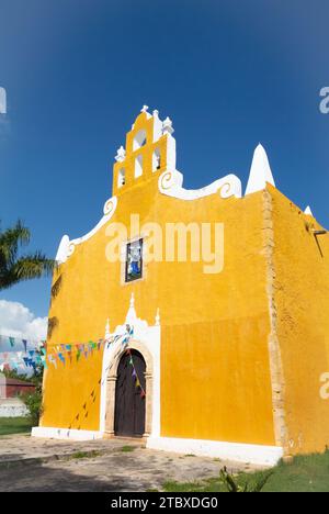 Valladolid, Yucatan, Messico, Iglesia de Santa Ana (Chiesa di Santa Ana) con architettura coloniale gialla, solo editoriale. Foto Stock