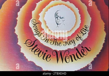 Viersen, Germania - 9 giugno. 2023: Closeup of vinyl record cover album Songs in the key of Life da Stevie Wonder, 1976 (focus su Lower Third) Foto Stock