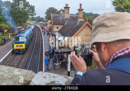 Appassionato di ferrovie fotografando la locomotiva "western" della classe 52 D1015 Western Champion ad Arley, Severn Valley Railway durante il gala diesel del 2023 Foto Stock