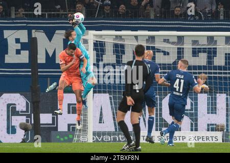 Sinsheim, Deutschland. 8 dicembre 2023. v.li. Anthony Losilla (VfL Bochum, n. 08), Oliver Baumann (TSG 1899 Hoffenheim, n. 01), Strafraumszene TSG 1899 Hoffenheim vs. VfL Bochum, Fussball, Herren, 1. Bundesliga, 14. Spieltag, Saison 23/24, GER, 08.12.2023, DFL/DFB REGULATIONS PROIBISCONO QUALSIASI USO DI FOTOGRAFIE COME SEQUENZE DI IMMAGINI E/O QUASI-VIDEO, foto: Eibner-Pressefoto/Wolfgang Frank Credit: dpa/Alamy Live News Foto Stock