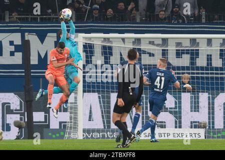 Sinsheim, Deutschland. 8 dicembre 2023. v.li. Anthony Losilla (VfL Bochum, n. 08), Oliver Baumann (TSG 1899 Hoffenheim, n. 01), Strafraumszene TSG 1899 Hoffenheim vs. VfL Bochum, Fussball, Herren, 1. Bundesliga, 14. Spieltag, Saison 23/24, GER, 08.12.2023, DFL/DFB REGULATIONS PROIBISCONO QUALSIASI USO DI FOTOGRAFIE COME SEQUENZE DI IMMAGINI E/O QUASI-VIDEO, foto: Eibner-Pressefoto/Wolfgang Frank Credit: dpa/Alamy Live News Foto Stock