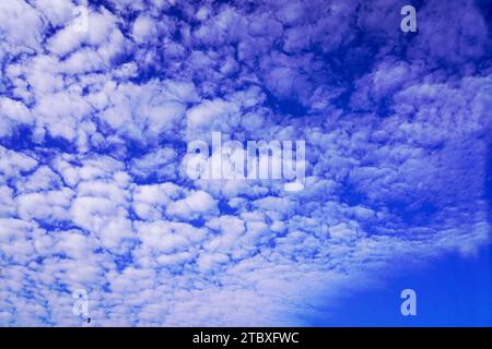 BLUE E REDISHYELLOW SKY IN TUTTO IL MONDO Foto Stock