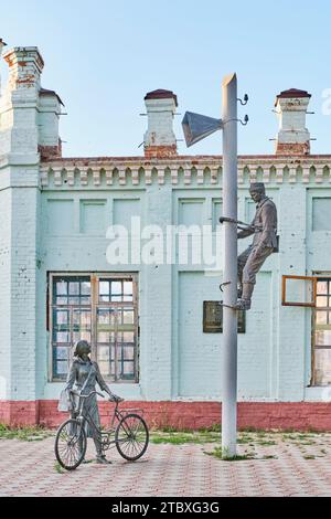 Yelabuga, Russia - 18 giugno 2023: Scultura cittadina Signalman e postino. Monumento in bronzo ai lavoratori dell'industria delle comunicazioni, 2007, scultore Demchenk Foto Stock