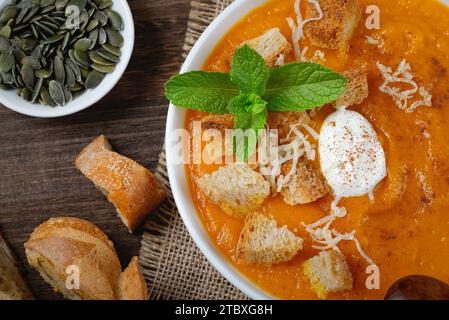 Zuppa di zucca cremosa guarnita con crostini Foto Stock