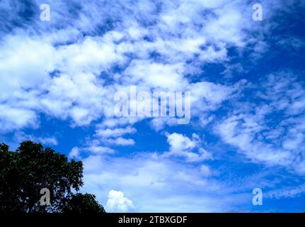 BLUE E REDISHYELLOW SKY IN TUTTO IL MONDO Foto Stock