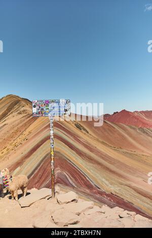MONTANA VINIKUNKA, PE - 30 novembre 2023: Un'immagine verticale di insegne in uno stand polveroso sulla Rainbow Mountain a Vinicunca, Cusco, Perù Foto Stock