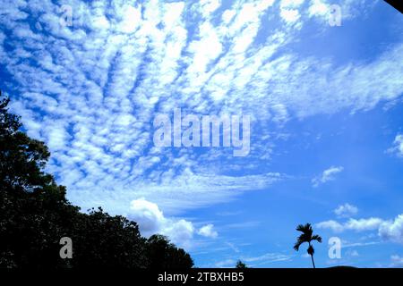 BLUE E REDISHYELLOW SKY IN TUTTO IL MONDO Foto Stock