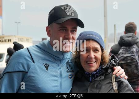 Sammie Szmodics n. 8 del Blackburn Rovers posa per una foto con un tifoso mentre arriva allo stadio prima della partita dello Sky Bet Championship Blackburn Rovers vs Leeds United a Ewood Park, Blackburn, Regno Unito, 9 dicembre 2023 (foto di Steve Flynn/News Images) Foto Stock