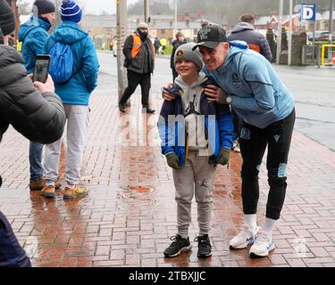 Sammie Szmodics n. 8 del Blackburn Rovers posa per una foto con un tifoso mentre arriva allo stadio prima della partita dello Sky Bet Championship Blackburn Rovers vs Leeds United a Ewood Park, Blackburn, Regno Unito, 9 dicembre 2023 (foto di Steve Flynn/News Images) Foto Stock