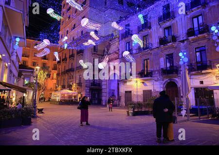 Decorazioni natalizie nel centro storico di Salerno. Un mare di meduse illumina una piazza nel centro storico. Meduse di varie dimensioni. Foto Stock