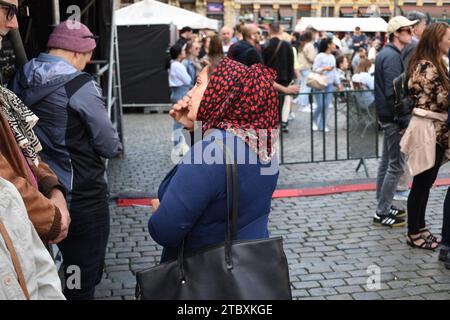 Donna zingara che chiede ai turisti soldi al Grand Place Foto Stock