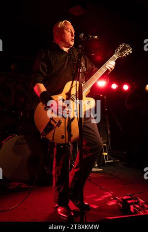 Glasgow, Regno Unito. 8 dicembre 2023. Fotografie di Kirk Brandon di Spear of Destiny che si esibisce al re Tuts Glasgow il 7 dicembre 2023 Credit: Glasgow Green at Winter Time/Alamy Live News Foto Stock