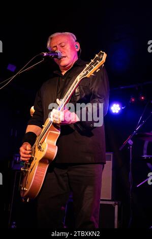 Glasgow, Regno Unito. 8 dicembre 2023. Fotografie di Kirk Brandon di Spear of Destiny che si esibisce al re Tuts Glasgow il 7 dicembre 2023 Credit: Glasgow Green at Winter Time/Alamy Live News Foto Stock