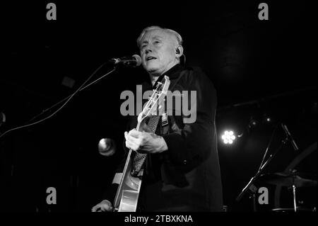 Glasgow, Regno Unito. 8 dicembre 2023. Fotografie di Kirk Brandon di Spear of Destiny che si esibisce al re Tuts Glasgow il 7 dicembre 2023 Credit: Glasgow Green at Winter Time/Alamy Live News Foto Stock