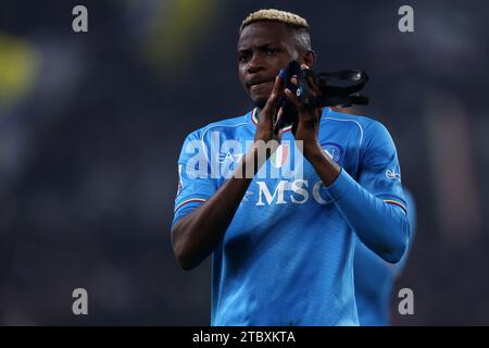 Torino, Italia. 8 dicembre 2023. Victor Osimhen della SSC Napoli gestisce durante la partita di serie A tra Juventus FC e SSC Napoli allo Stadio Allianz l'8 dicembre 2023 a Torino. Crediti: Marco Canoniero/Alamy Live News Foto Stock