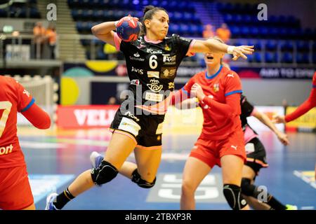 Frederikshavn, Danimarca. 8 dicembre 2023. Carmen Campos (6) della Spagna vista durante la partita IHF World Handball Championship 2023 tra Repubblica Ceca e Spagna all'Arena Nord di Frederikshavn. (Foto: Gonzales Photo/Alamy Live News Foto Stock