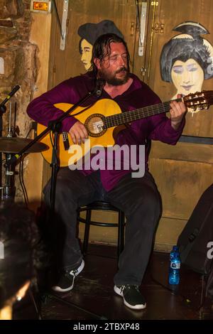 Barcellona, Catalano, Spagna, aprile 30 2017 - chitarrista di flamenco tradizionale di Barcellona a 23 Robados, popolare tra la gente del posto e i turisti Foto Stock