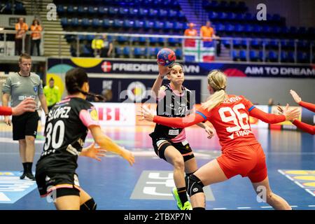 Frederikshavn, Danimarca. 8 dicembre 2023. Alicia Fernandez (34) della Spagna vista durante la partita IHF World Handball Championship 2023 tra Repubblica Ceca e Spagna all'Arena Nord di Frederikshavn. (Foto: Gonzales Photo/Alamy Live News Foto Stock