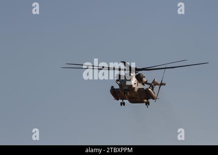 Un Sikorsky CH53E Super Stallion Helicopter con lo USMC Marine Heavy Helicopter Squadron 361 (HMH-361) conosciuto come Flying Tigers Foto Stock