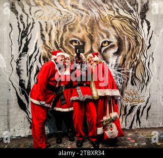 Waterloo, Londra 9 dicembre 2023 il più grande convegno annuale di Londra sul personale della Lapponia presente. Centinaia di Jolly Santae sono scesi per le strade di Londra per una sfilata di allegria festiva senza scopo di lucro, non aziendale, non commerciale e non sensoriale. Crediti: Paul Quezada-Neiman/Alamy Live News Foto Stock