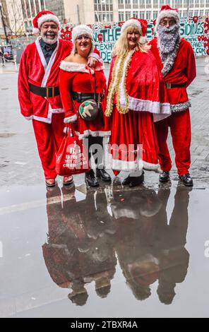 Waterloo, Londra 9 dicembre 2023 il più grande convegno annuale di Londra sul personale della Lapponia presente. Centinaia di Jolly Santae sono scesi per le strade di Londra per una sfilata di allegria festiva senza scopo di lucro, non aziendale, non commerciale e non sensoriale. Crediti: Paul Quezada-Neiman/Alamy Live News Foto Stock