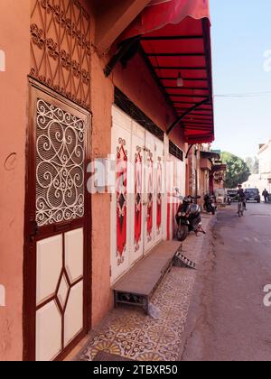 Porte eleganti e colorate nella città di Marrakech, alias Marrakech, Marocco, 9 dicembre 2023 Foto Stock