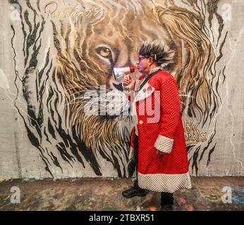 Waterloo, Londra 9 dicembre 2023 il più grande convegno annuale di Londra sul personale della Lapponia presente. Centinaia di Jolly Santae sono scesi per le strade di Londra per una sfilata di allegria festiva senza scopo di lucro, non aziendale, non commerciale e non sensoriale. Crediti: Paul Quezada-Neiman/Alamy Live News Foto Stock