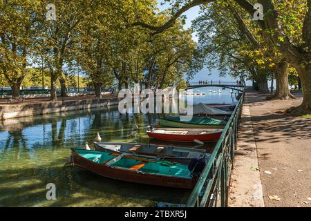 Quai Jules Philippe, un canale all'ombra di platani, e barche sul lago di Annecy, in alta Savoia, Francia Foto Stock