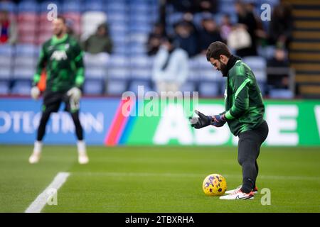 Londra, Regno Unito. 9 dicembre 2023. Alisson di Liverpool si riscalda durante la partita di Premier League tra Crystal Palace e Liverpool al Selhurst Park, Londra, sabato 9 dicembre 2023. (Foto: Federico Guerra Maranesi | mi News) crediti: MI News & Sport /Alamy Live News Foto Stock