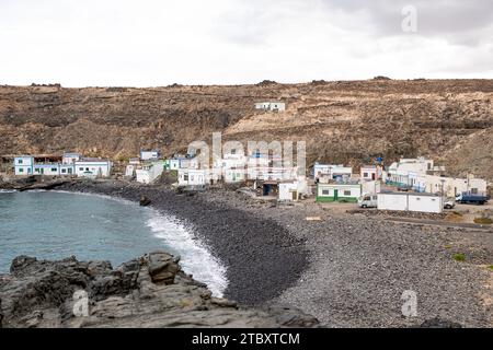 Spiaggia di pietra presso il villaggio di pescatori Los Molinos, Fuerteventura, Isole Canarie. Foto Stock