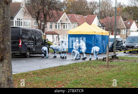 Il team di polizia legale indaga sul sito di un'esplosione che ha danneggiato una telecamera di controllo del traffico ULEZ. Willersley Avenue, Sidcup, Kent. UK' Foto Stock