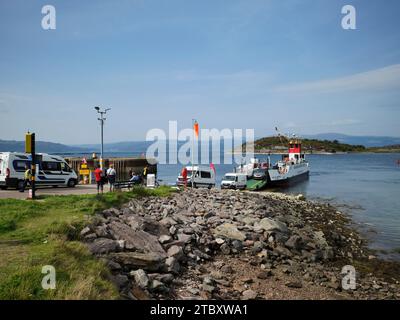 A Portavadie, i veicoli sbarcano dal roll-on, traghetto per l'isola di Cumbrae, per attraversare Loch Fyne per Tarbert Foto Stock
